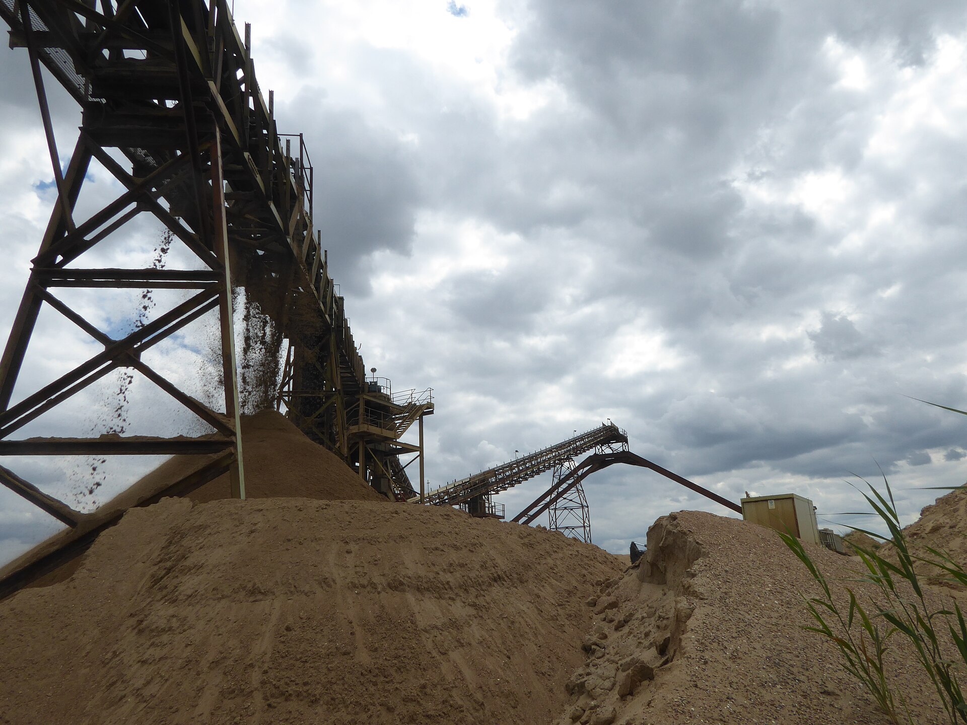 Aggregate and sand stockpile with conveyor